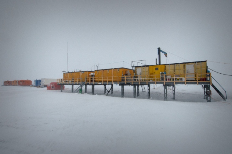 Abb.: Die Kohnen Station ist eine Container­siedlung in der Antarktis, aus...