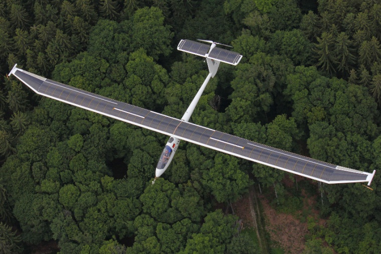 Abb.: Mit elek­trischen Flächenend­antrieben lässt sich das Solar­flugzeug...