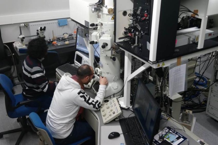 Abb.: Das ultraschnelle Elektronen­mikroskop mit den laser­optischen...