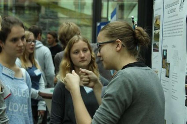 Abb.: Schüler diskutieren im Physikzentrum Bad Honnef über ihre Forschung....