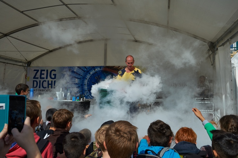 Auf einer öffentlichen Bühne fanden täglich Physikshows für Fußgänger...