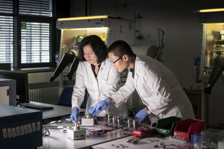 Abb.: Zhirong Zhao-Karger (li.) und Zhenyou Li aus dem Exzellenzcluster POLiS...