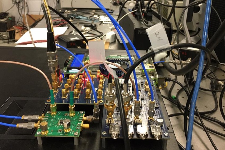 Abb.: Optoelektronischer Versuchsaufbau an der Universität Maryland. Im...