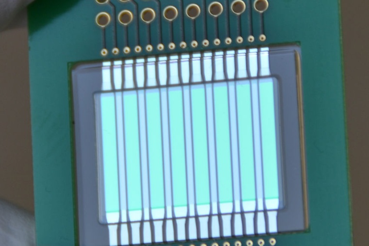 Abb.: Sensorchip mit Licht­quellen und Photo­detektoren für die Analyse von...