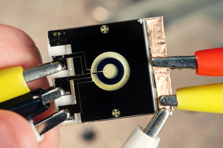 Abb.: Die elektrochrome Iris weist drei Blendenstufen auf. Im Bild ist davon...