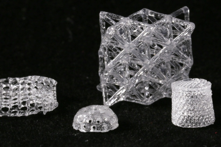 Abb.: Verschie­dene Glas­objekte, die mit einem 3D-​Drucker aus dem neuen...