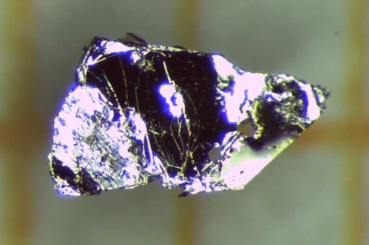 Einkristall des Materials Mangan-Wismut-Tellurid von knapp einem Millimeter...