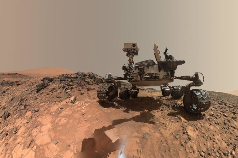Abb.: Selbstportrait von Curiosity am Fuß des Aeolis Mons. (Bild: NASA /...