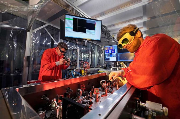 Ioachim Pupeza (l.) und Marinus Huber arbeiten an dem neuen Lasersystem. (Bild:...