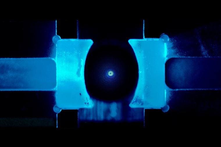 Abb.: Erstmals kühlten Forscher ein schwebendes Nanoteilchen in den...