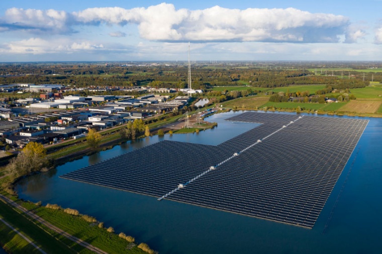 Abb.: Der schwimmende Solarpark Sekdoorn bei Zwolle in den Niederlanden. (Bild:...