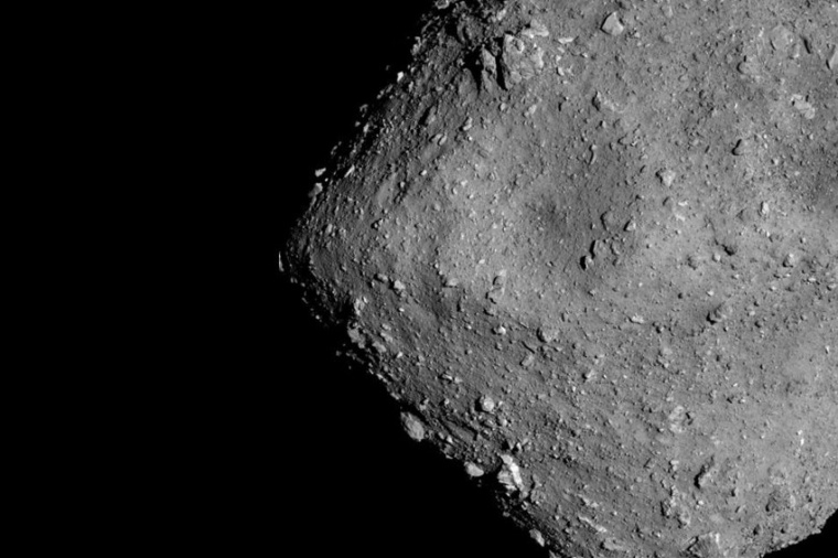 Abb.: Der Asteroid Ryugu besteht rundum fast vollständig aus hoch­porösem...