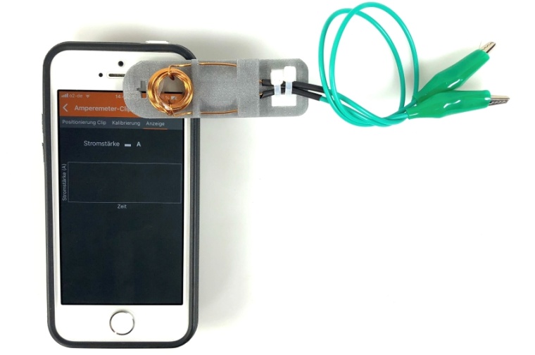 Abb. 1 Smartphone mit Clip für Experimente mit Phyphox.