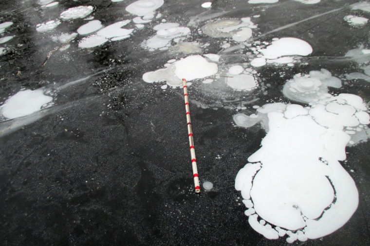 Abb.: Unter dem Eis der arktischen Seen formen sich Methan­blasen, die per...
