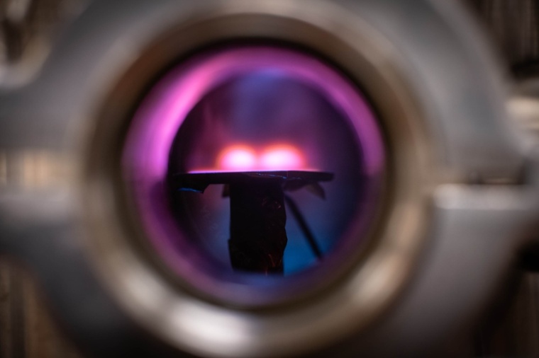 Abb.: Ein Blick in die Vakuumkammer zeigt das Plasma über der...