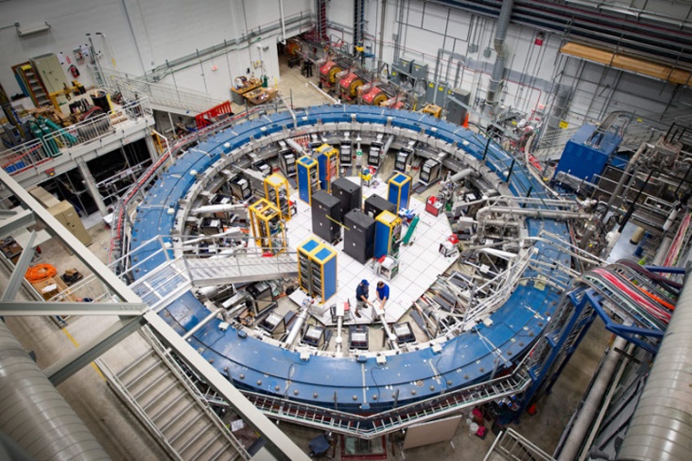 Abb.: In diesem Speicher­ring am Fermilab bei Chicago wird das magne­tische...