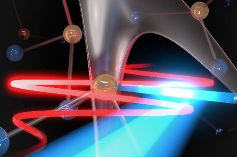 Abb.: Ein starkes optisches Lichtfeld (rot) erzeugt in amorphem Glas einen...