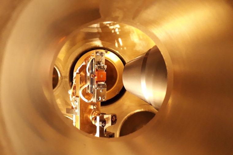 Abb.: Topologische Materialien wie Wolframditellurid, hier eine Probe in...