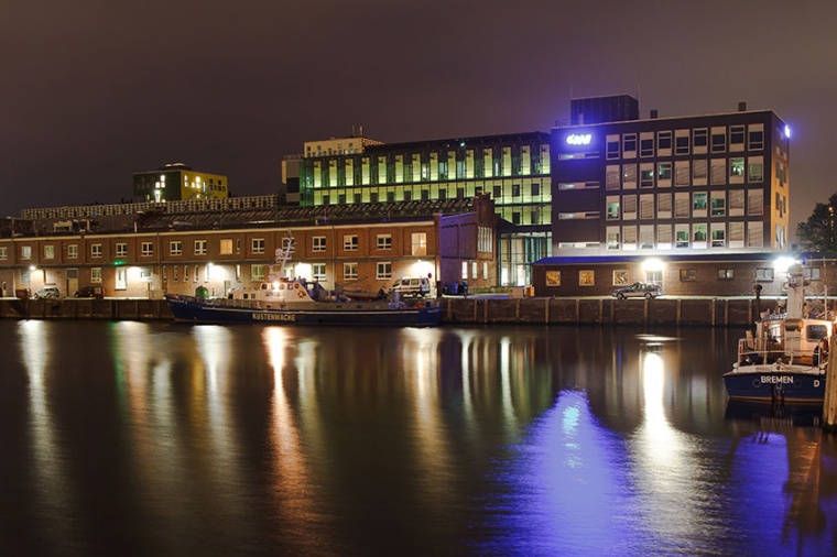 Nachtaufnahme des Hauptgebäudes des Alfred-Wegener-Instituts in Bremerhaven....