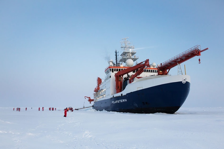 Die Polarstern an der MOSAiC-Scholle in der zentralen Arktis. (Foto: Sebastian...