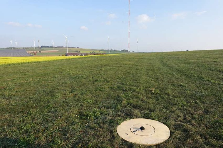 Abb.: Messmikrofon nahe einer Windkraftanlage auf der Schwäbischen Alb. (Bild:...