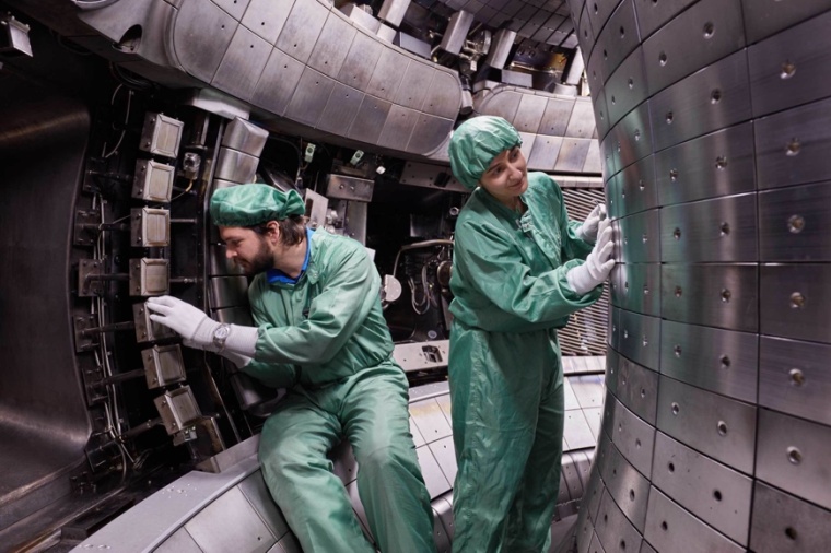 Abb.: Handgetäfelt: Das Plasmagefäß der Fusionsanlage ASDEX Upgrade....
