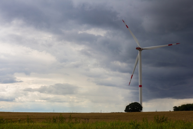 Abb.: Prototyp der drei Megawatt Windenergieanlage in Rostock, an der die...