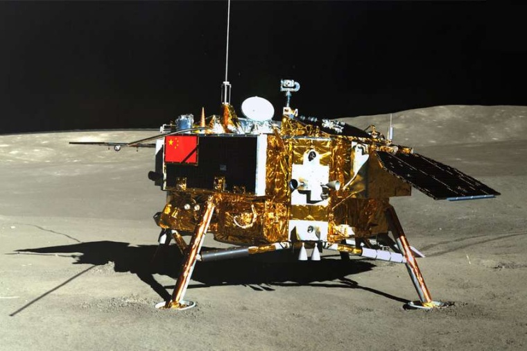Abb.: Der chinesische Mond­lander Chang’e-4, auf­ge­nommen vom Rover...