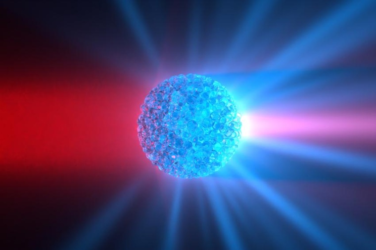Abb.: Rotes Licht verwandelt sich in Mikro­kügelchen aus Nano­kristallen...