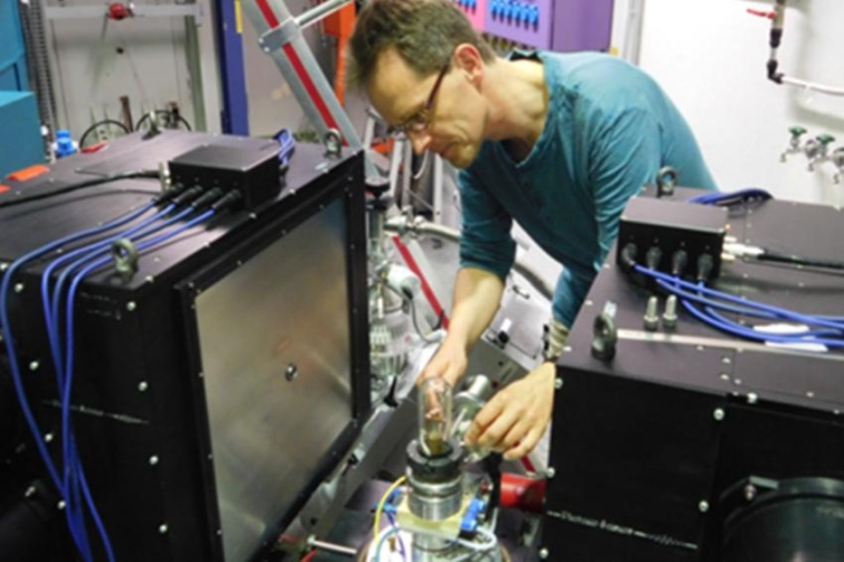 Abb.: Michael Tovar am Falcon-Instrument der BER-II-Neutronen­quelle (Bild:...