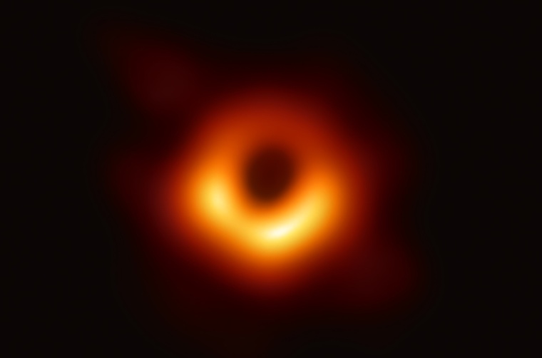 Eine Ikone der Astrophysik: Der Schatten des supermassereichen Schwarzen Lochs...