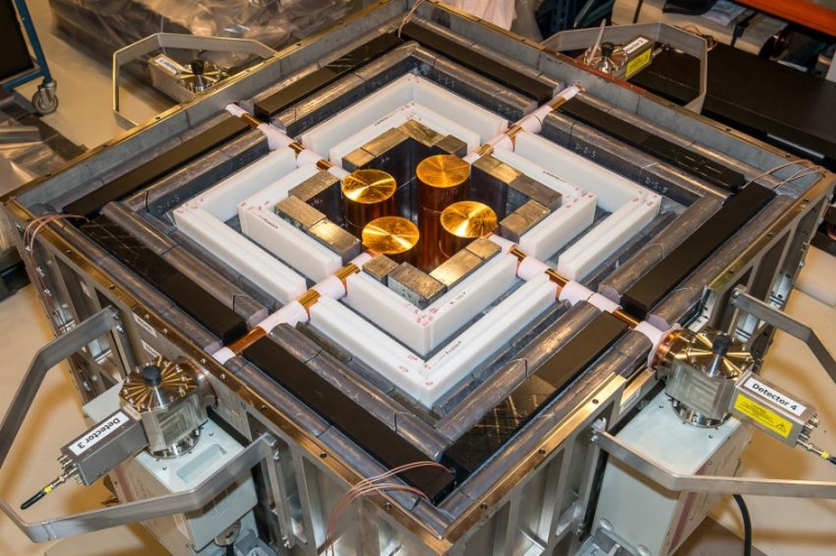 Abb.: Die vier Germanium-Detektoren von Conus in der halboffenen Abschirmung...