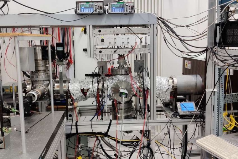 Abb.: Experimenteller Aufbau. Von links nach rechts: Ablationslaser,...