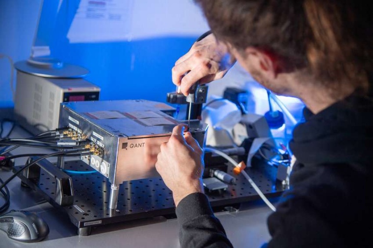 Abb.: Die ersten Funktionstests des neuen Quantensensors von Q.ANT und Sick...