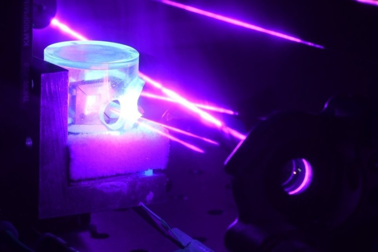 Abb.: Frequenzkamm-Spektroskopie: Blaues Laserlicht wird als zweite...