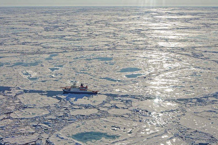 Abb.: Das Forschungs­schiff Polarstern während der Mosaic-Expedition in der...