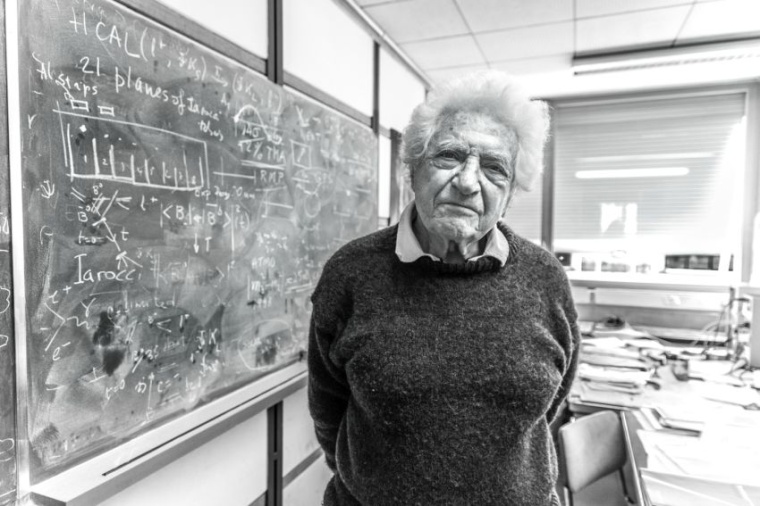 Jack Steinberger in seinem Arbeitszimmer am CERN im Jahr 2016 (Foto: Sophia...