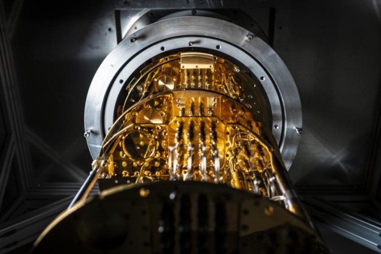 Abb.: Der Kryostat des Quantencomputers (Bild: J. Bodell / Chalmers)