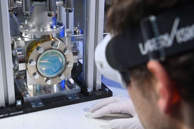 Abb.: Erste Tests im Vakuum: Der Moonrise-Laser schmilzt erfolgreich Kugeln...
