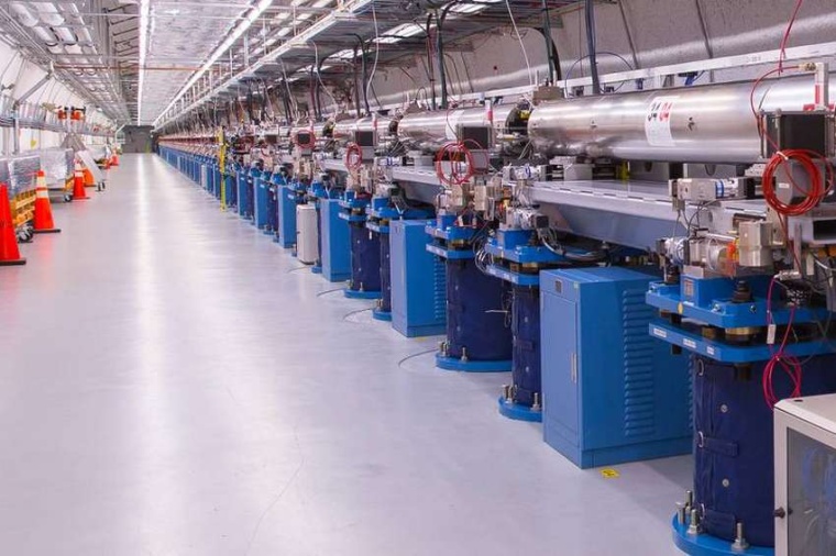 Abb.: Die am SLAC beschleunigten Elektronen durchlaufen 32 leistungsstarke...