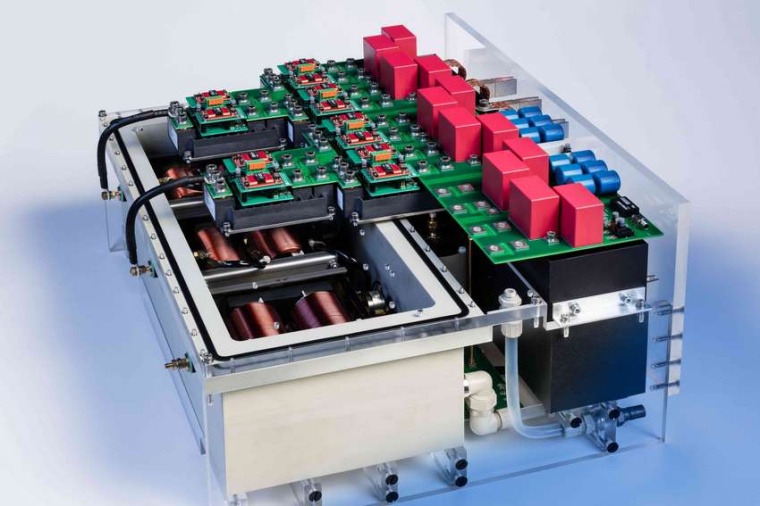 Abb.: Ein am Fraun­hofer-ISE ent­wickelter 250-kVA-Wechsel­richter-Stack mit...