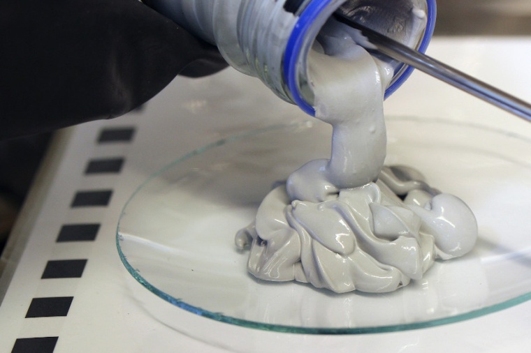 Abb.: Pulverförmiges Magnesium dient als Ausgangsstoff für diese Paste...