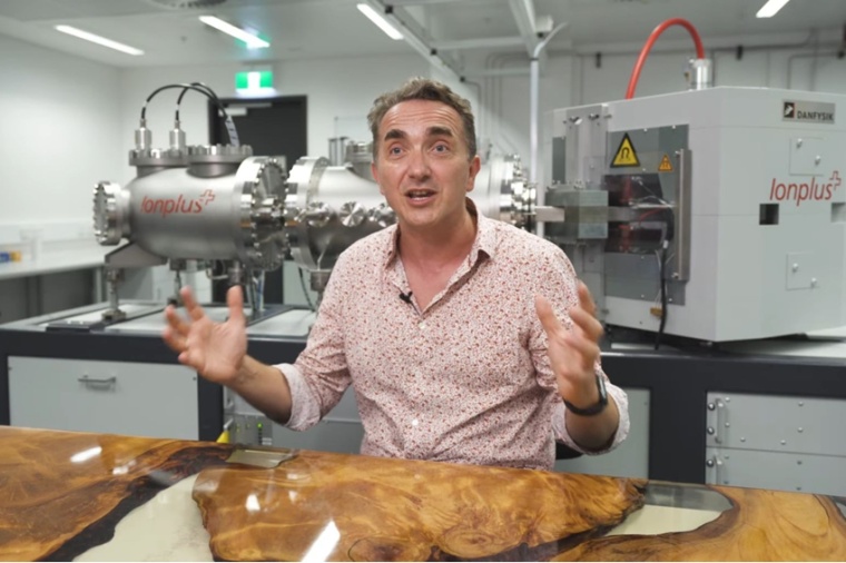 Abb.: Chris Turney vor seinem Mini Carbon Dating System (MICADAS), einem...