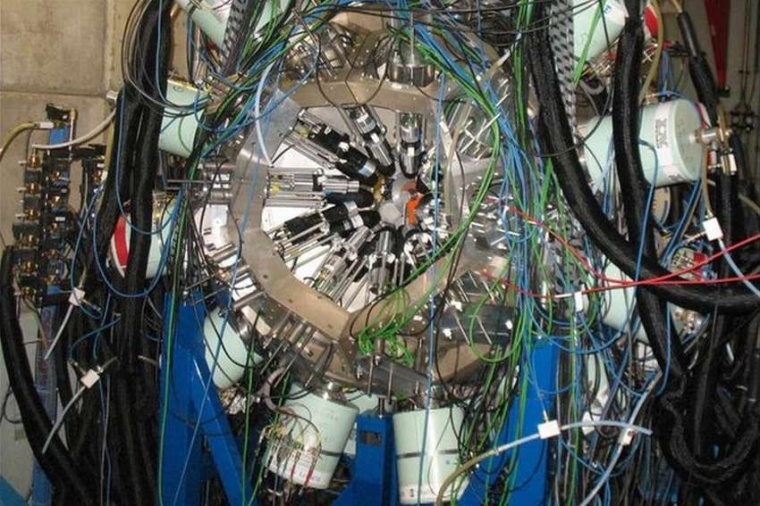 Abb.: Das Gamma-Spektrometer „nu-ball“ am Experiment am...