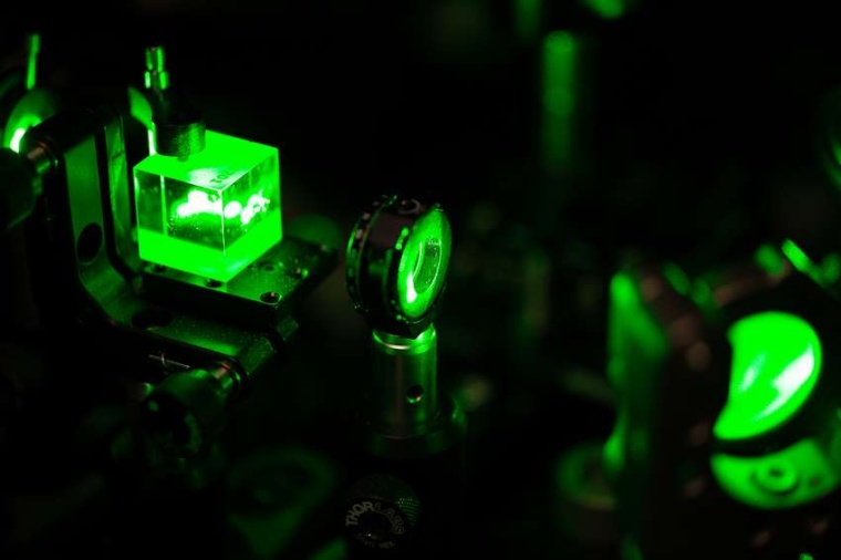 Abb.: Diamant-Magnetometer mit Stickstoff-Fehlstellen werden mit grünem...