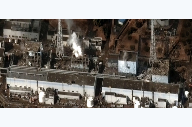 Die Reaktorblöcke 1 bis 4 (von rechts nach links) des Kernkraftwerks Fukushima...