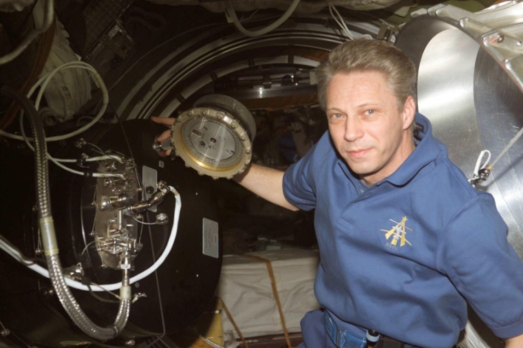 Abb.: Astro­naut Thomas Reiter wäh­rend seiner Astro­lab Mission auf der...