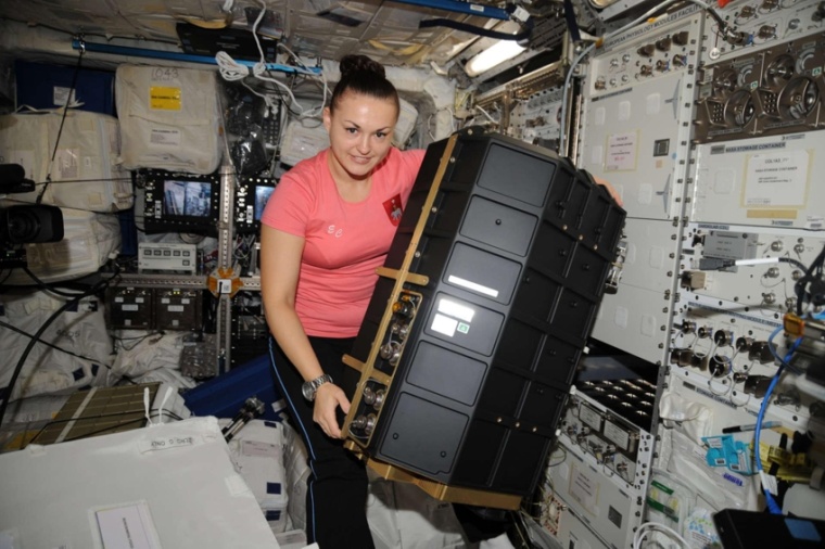 Abb.: Kos­mo­nautin Elena Serova bei der In­stal­lation des 3. La­bors auf...