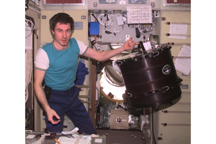 Abb.: Kosmonaut Sergey Krikalev beim Aufbau der PKE-Nefedov...