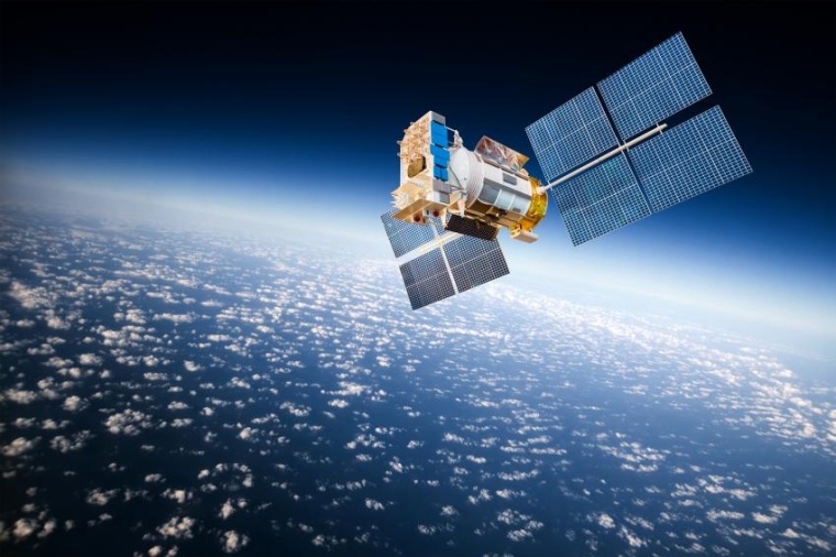 Abb.: Satellit im Erdorbit (Bild: Shutterstock / A. Armyagov)
